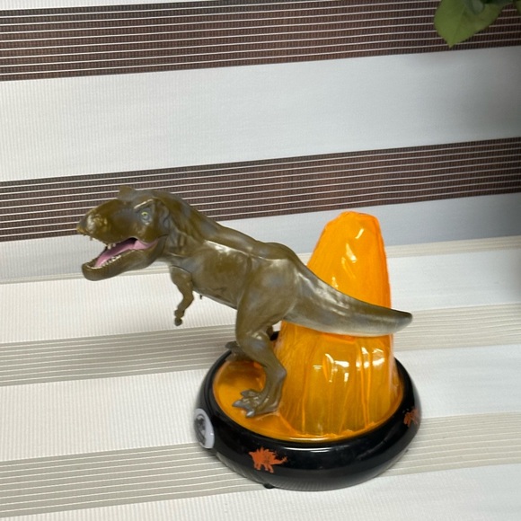 Jurassic Park Dinosaur T-Rex Volcano table top Night Light - Picture 3 of 15
